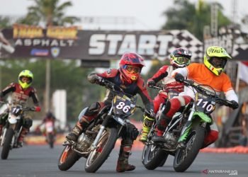 Tiga pebalap bersaing ketat pada Supermoto Trial Game Asphalt