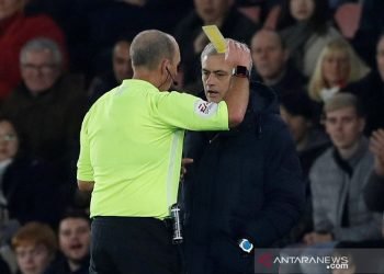 Mourinho turut bersimpati kepada wasit Inggris Mike Dean