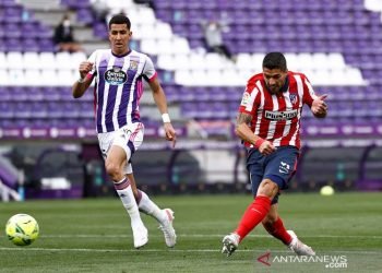 Luis Suarez tetap bertahan di Atletico Madrid setidaknya semusim lagi